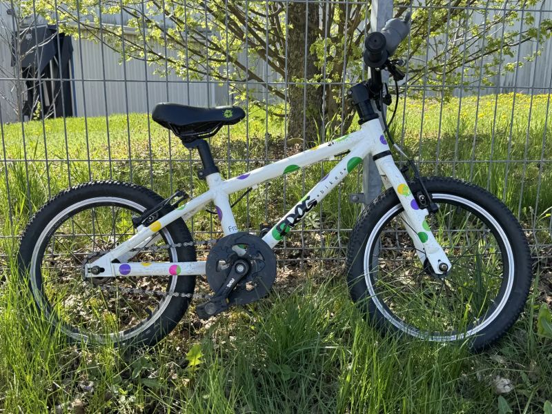 Dětské kolo Frog 44 / 16”, lehké, náhradní pláště