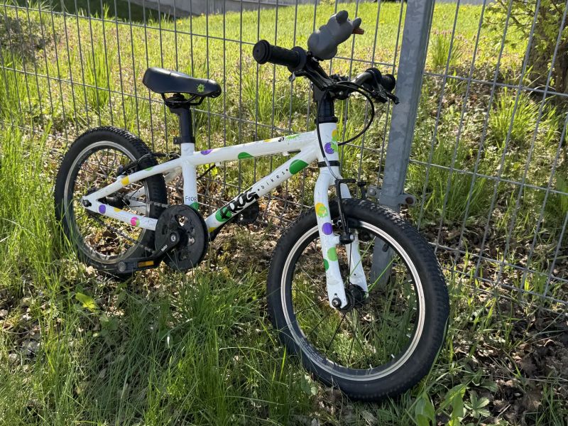 Dětské kolo Frog 44 / 16”, lehké, náhradní pláště