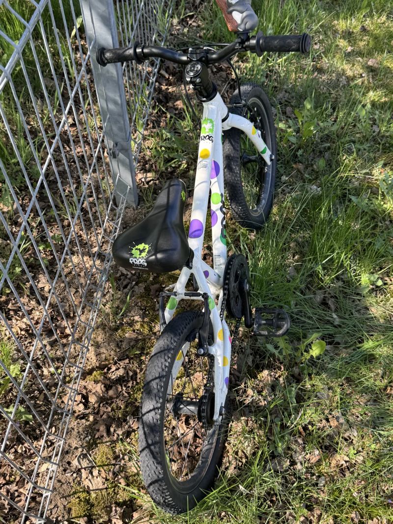 Dětské kolo Frog 44 / 16”, lehké, náhradní pláště