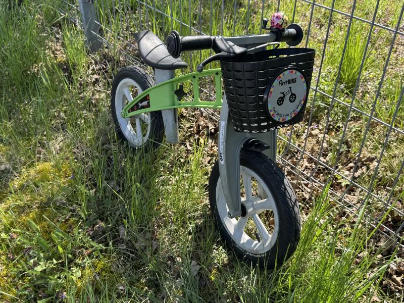 Velmi lehké dětské odrážedlo First Bike s adaptéry