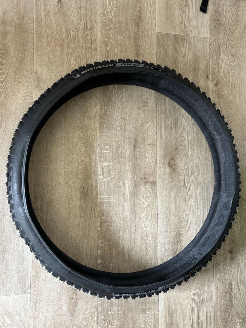 Plášť Michelin DH22 29x2,40 Racing line Dark TLR