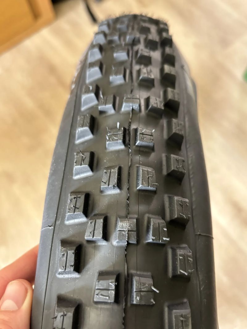 Plášť Michelin DH22 29x2,40 Racing line Dark TLR