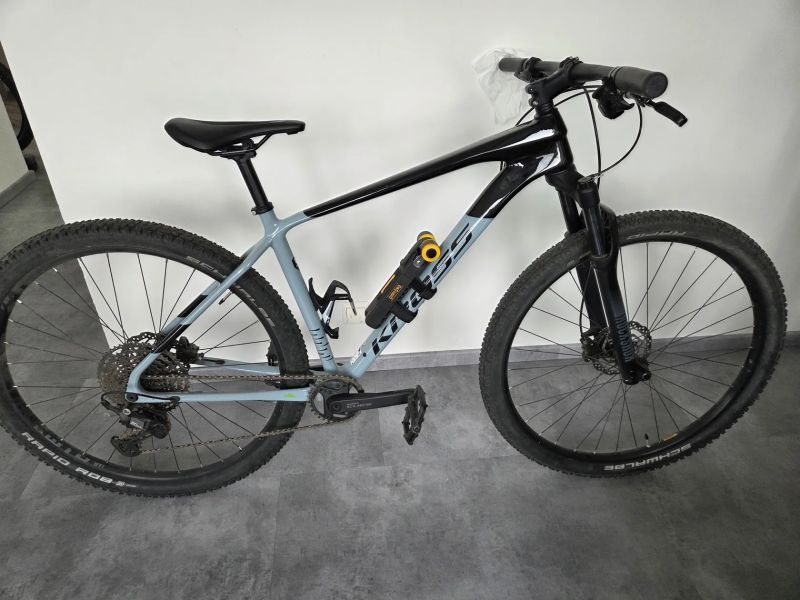 Kolo KROSS Level 7.0 2024 Carbon, velikost L - v záruce