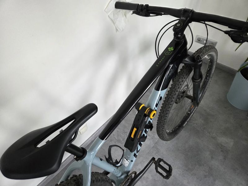 Kolo KROSS Level 7.0 2024 Carbon, velikost L - v záruce