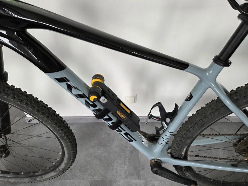 Kolo KROSS Level 7.0 2024 Carbon, velikost L - v záruce