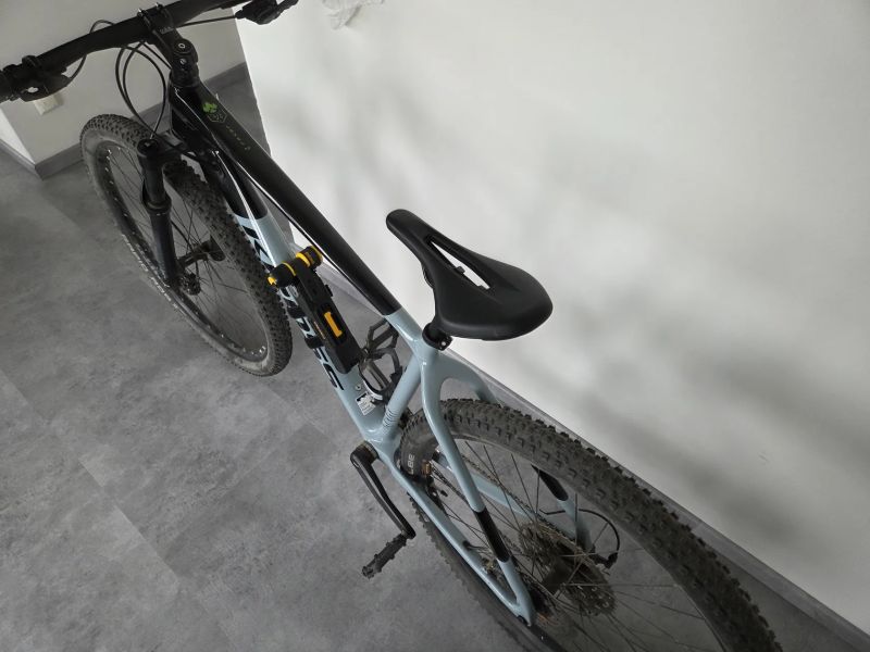 Kolo KROSS Level 7.0 2024 Carbon, velikost L - v záruce