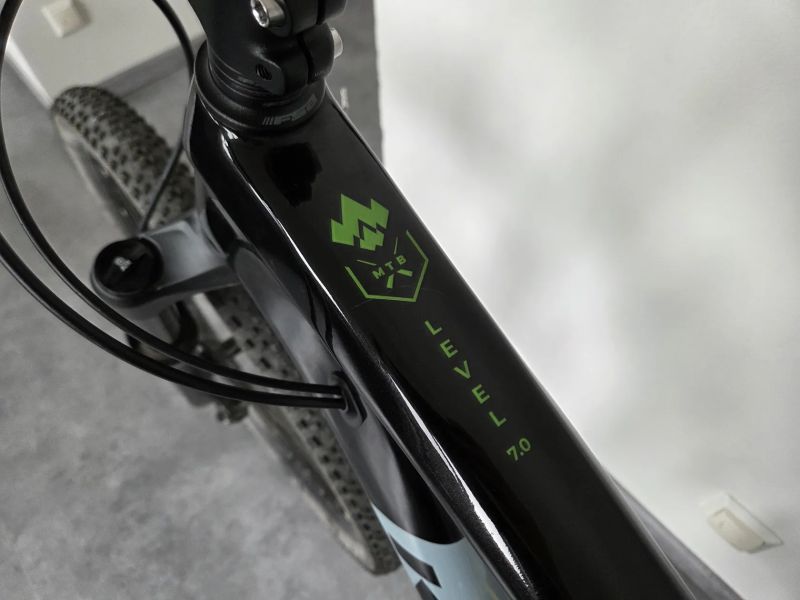 Kolo KROSS Level 7.0 2024 Carbon, velikost L - v záruce