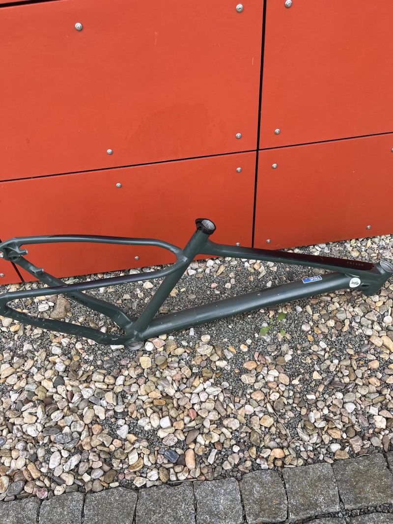 Promáčklý rám Giant Fathom 29