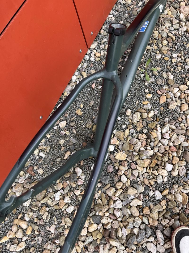 Promáčklý rám Giant Fathom 29