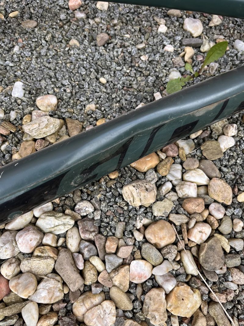 Promáčklý rám Giant Fathom 29