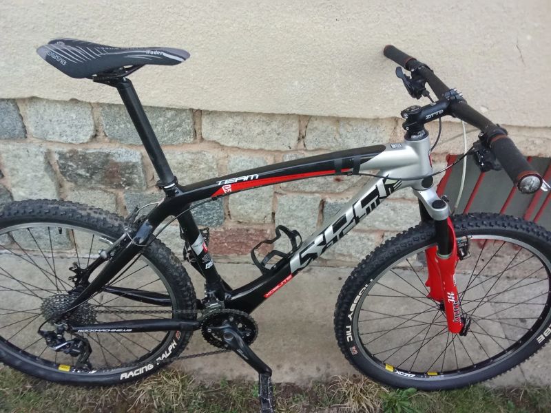 karbonové horské kolo rock Machine. shimano xt. deore