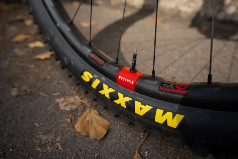 Santa Cruz Bronson Vel. M. TOP STAV