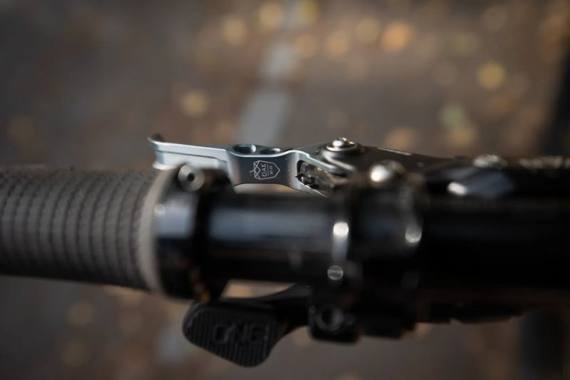 Santa Cruz Bronson Vel. M. TOP STAV