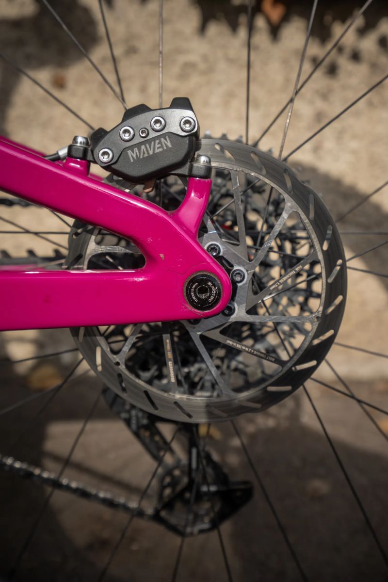 Santa Cruz Bronson Vel. M. TOP STAV