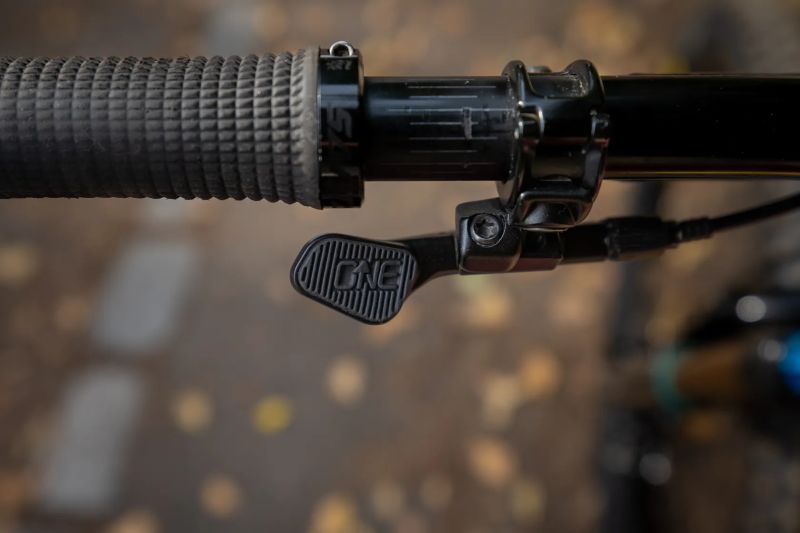 Santa Cruz Bronson Vel. M. TOP STAV