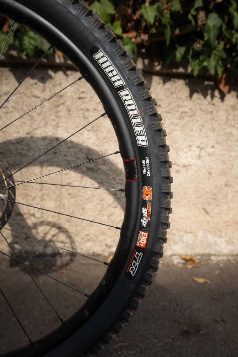 Santa Cruz Bronson Vel. M. TOP STAV