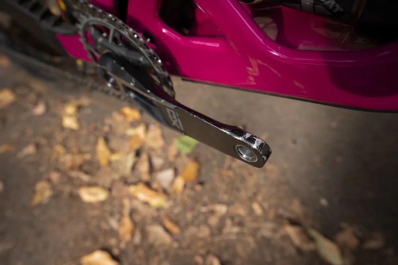 Santa Cruz Bronson Vel. M. TOP STAV