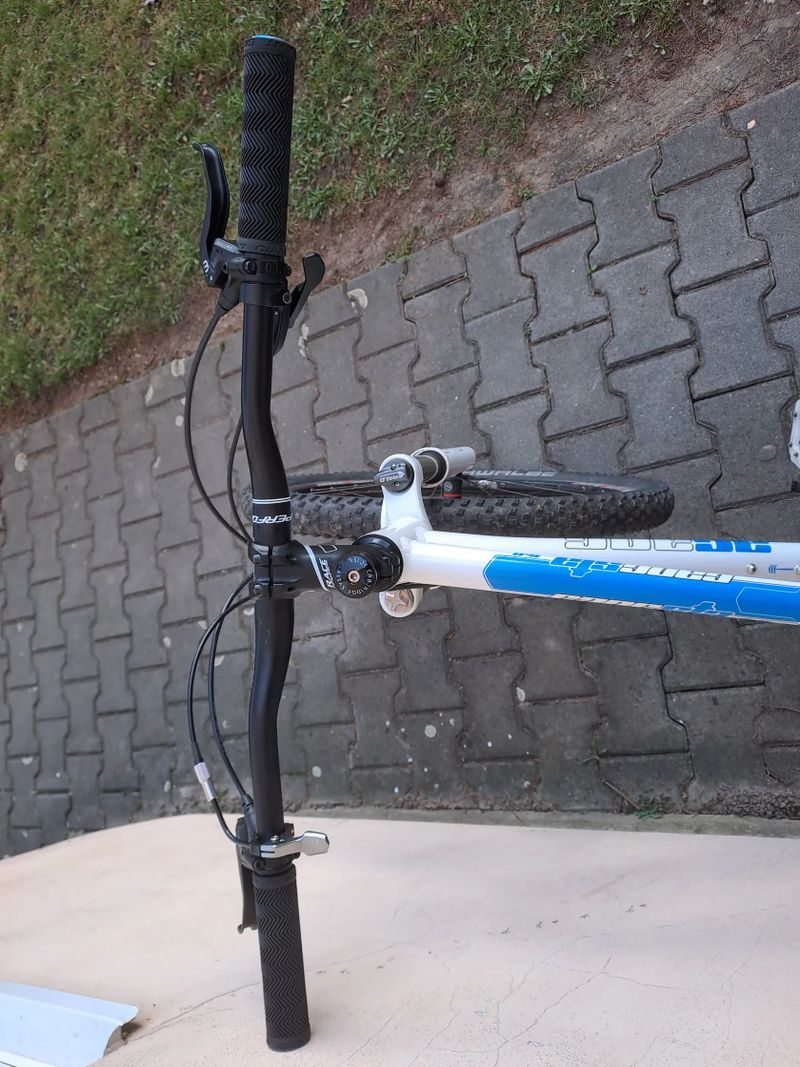 XC/trailové 26” kolo Agang Gangsta, 17”, teleskopická sedlovka