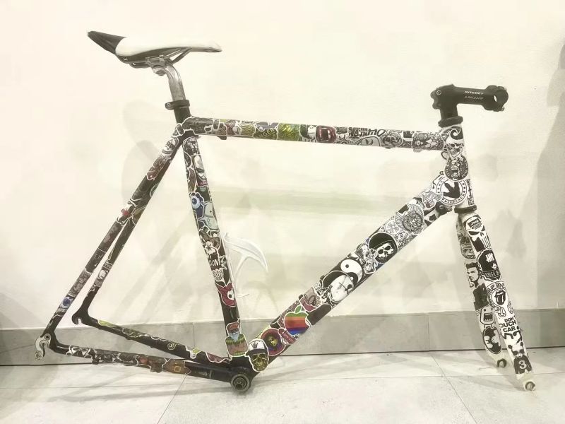 “Stickerbomb” silniční rám 58