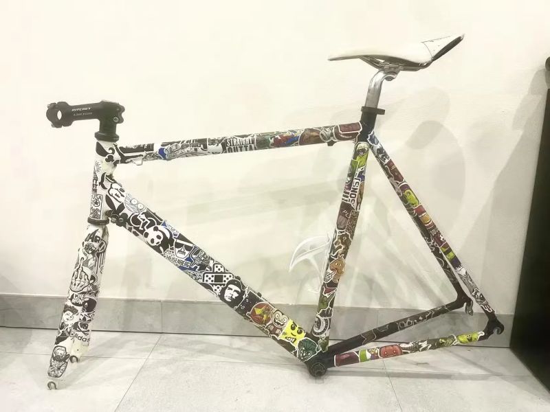 “Stickerbomb” silniční rám 58