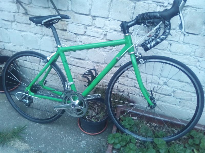 Dětské/juniorské silniční kolo na 24" kolech.