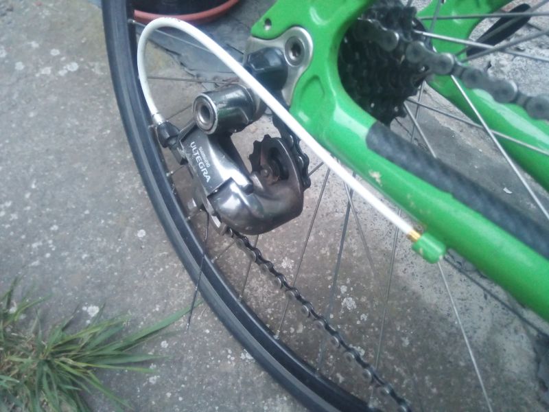 Dětské/juniorské silniční kolo na 24" kolech.