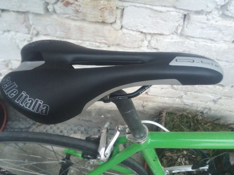 Dětské/juniorské silniční kolo na 24" kolech.