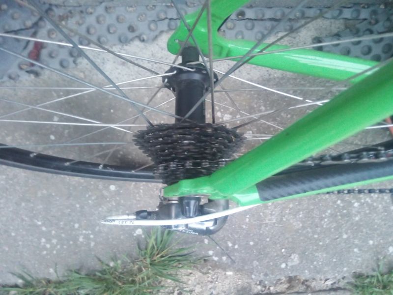 Dětské/juniorské silniční kolo na 24" kolech.