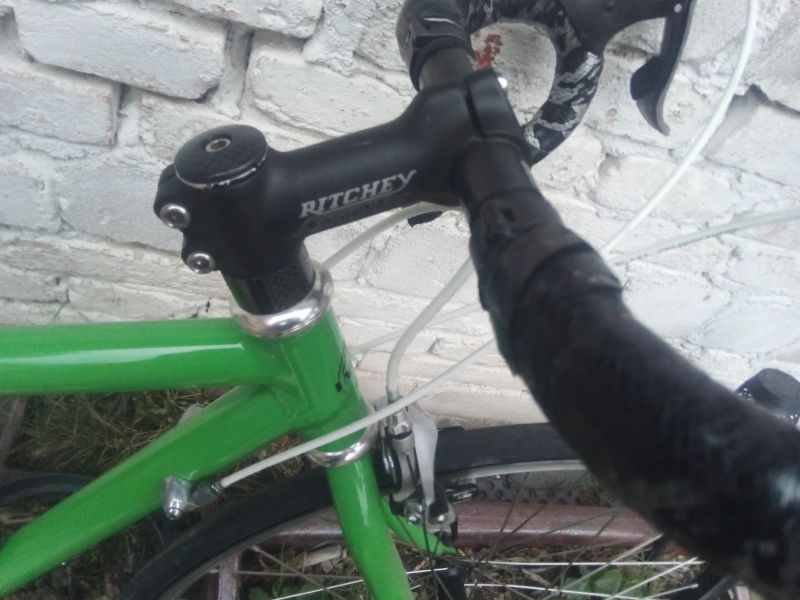 Dětské/juniorské silniční kolo na 24" kolech.