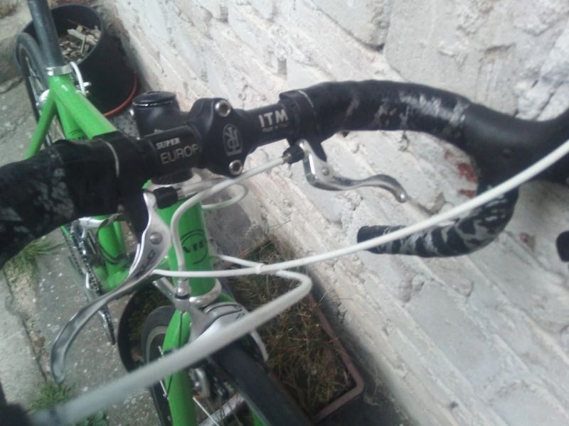 Dětské/juniorské silniční kolo na 24" kolech.