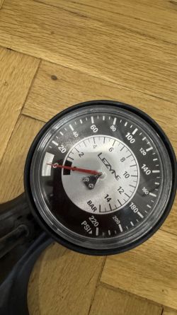 Lezyne sport floor drive dílenská pumpa s manometrem