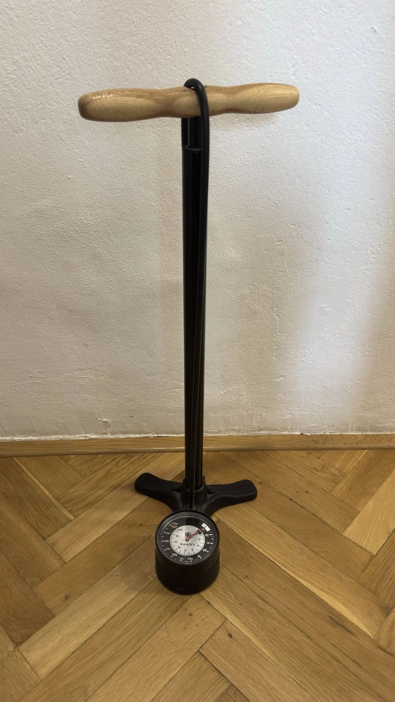 Lezyne sport floor drive dílenská pumpa s manometrem