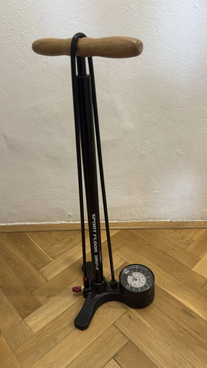 Lezyne sport floor drive dílenská pumpa s manometrem