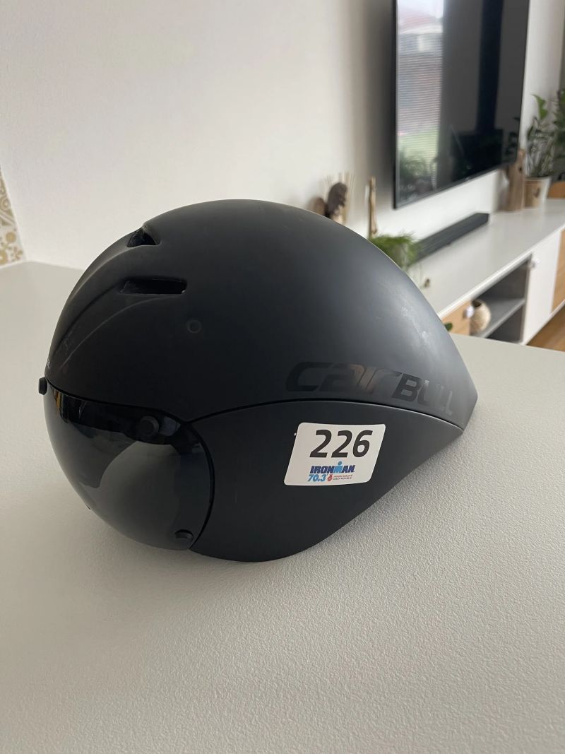 Triatlonová přilba 
