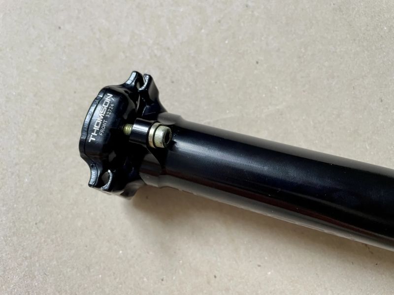 THOMSON sedlovka Elite černá 30,9mm, 410mm, offset 16mm