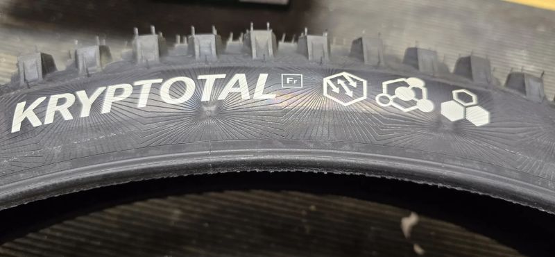 Kryptotal Re 27,5 x 2,6 a Kryptotal Fr 29 x 2,4 Mullet Continental