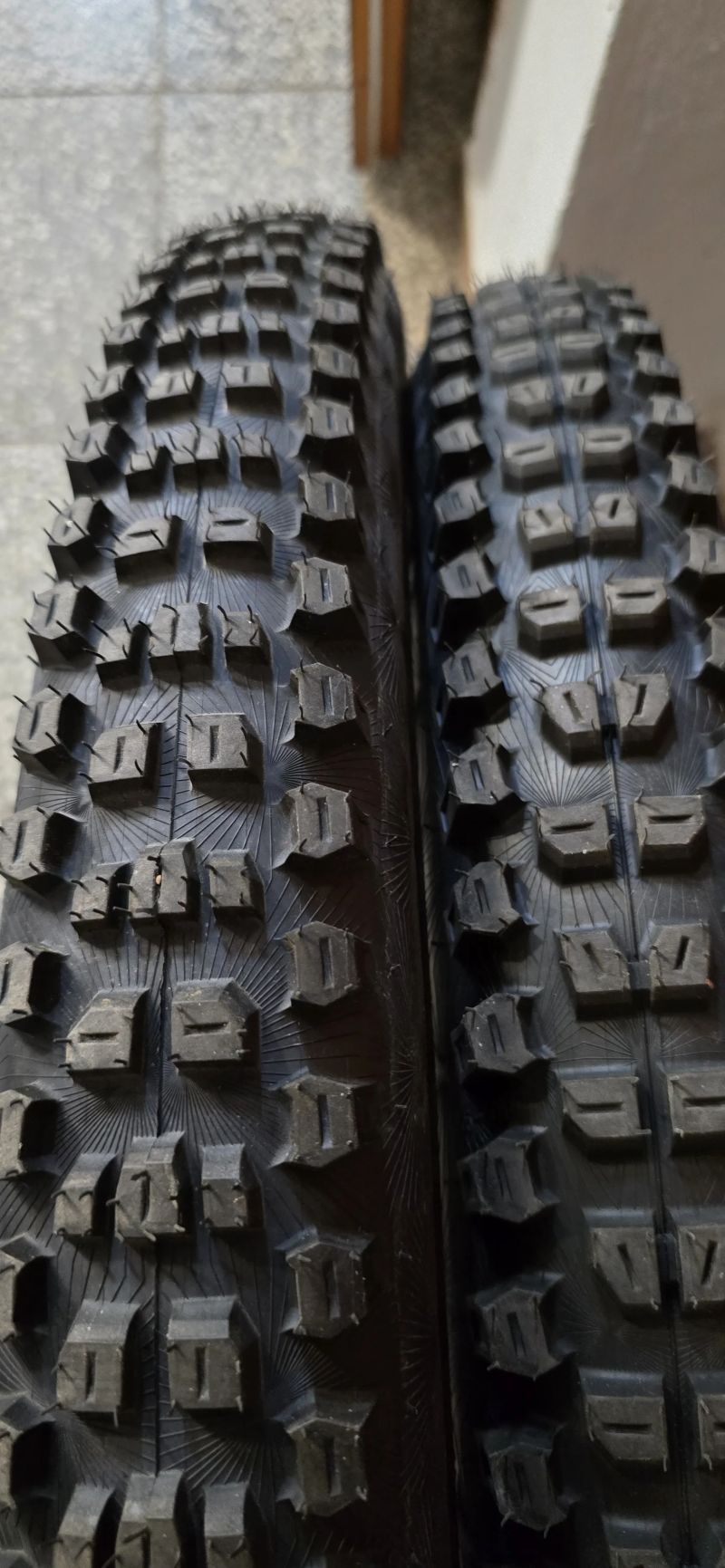 Kryptotal Re 27,5 x 2,6 a Kryptotal Fr 29 x 2,4 Mullet Continental