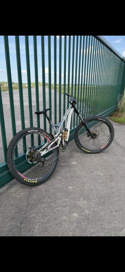Commencal Supreme dh v4
