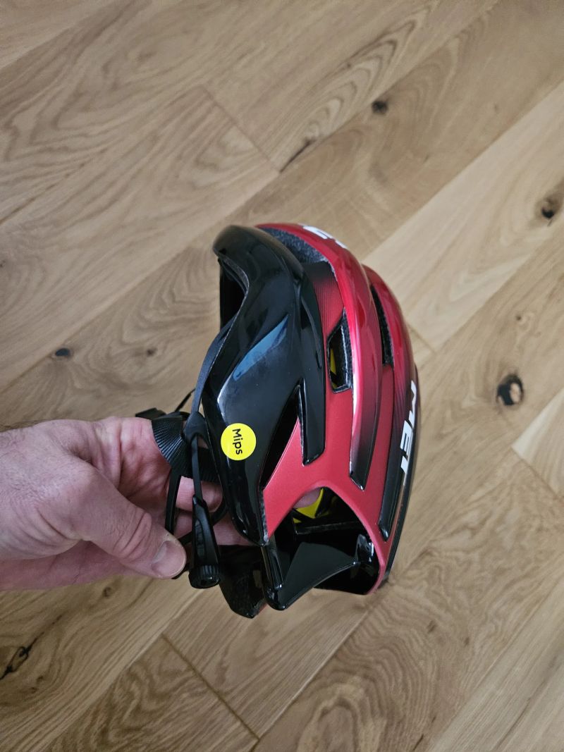 Cyklistická helma MET TRENTA