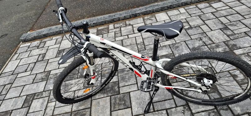 Trek 4900