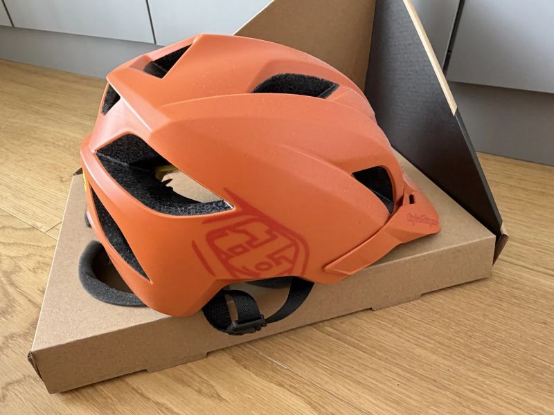 nová přilba Troy Lee Designs Flowline