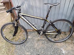 Apache Manitou vel.M, 26 kola top stav Carbon