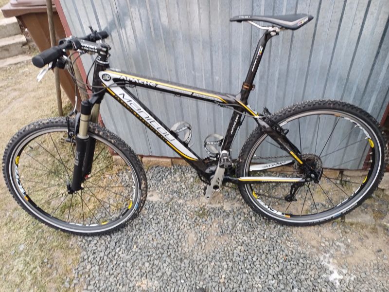 Apache Manitou vel.M, 26 kola top stav Carbon