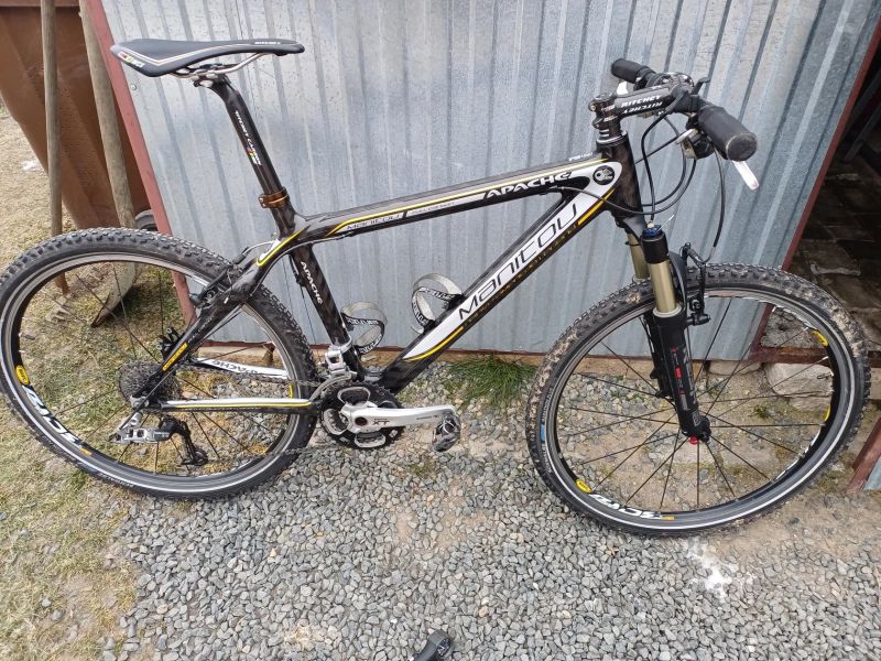 Apache Manitou vel.M, 26 kola top stav Carbon