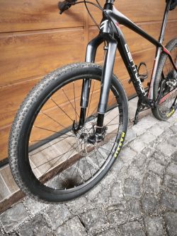 Zapletená karbonová kola DTswiss XRC1200 s karbon vidlicí RockShox RS1 