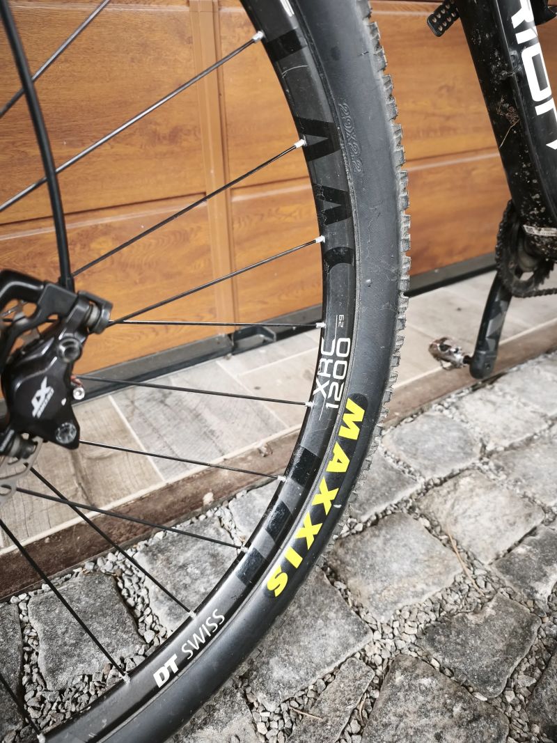 Zapletená karbonová kola DTswiss XRC1200 s karbon vidlicí RockShox RS1 