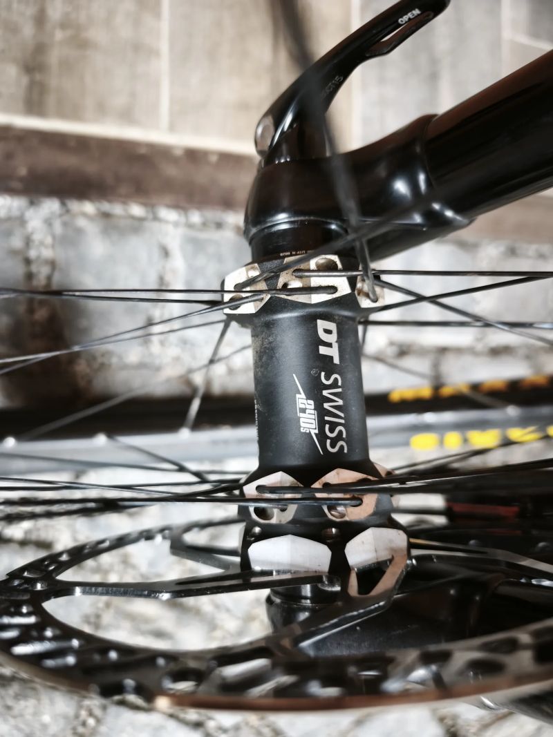 Zapletená karbonová kola DTswiss XRC1200 s karbon vidlicí RockShox RS1 