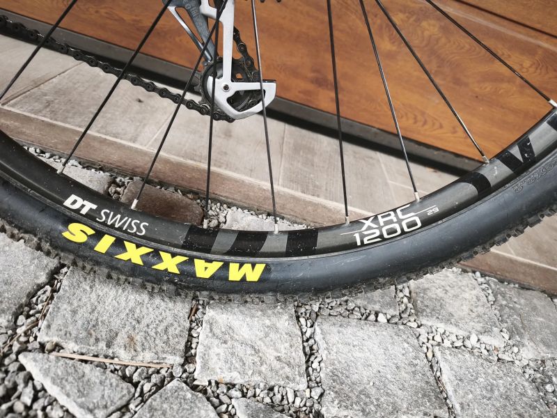 Zapletená karbonová kola DTswiss XRC1200 s karbon vidlicí RockShox RS1 