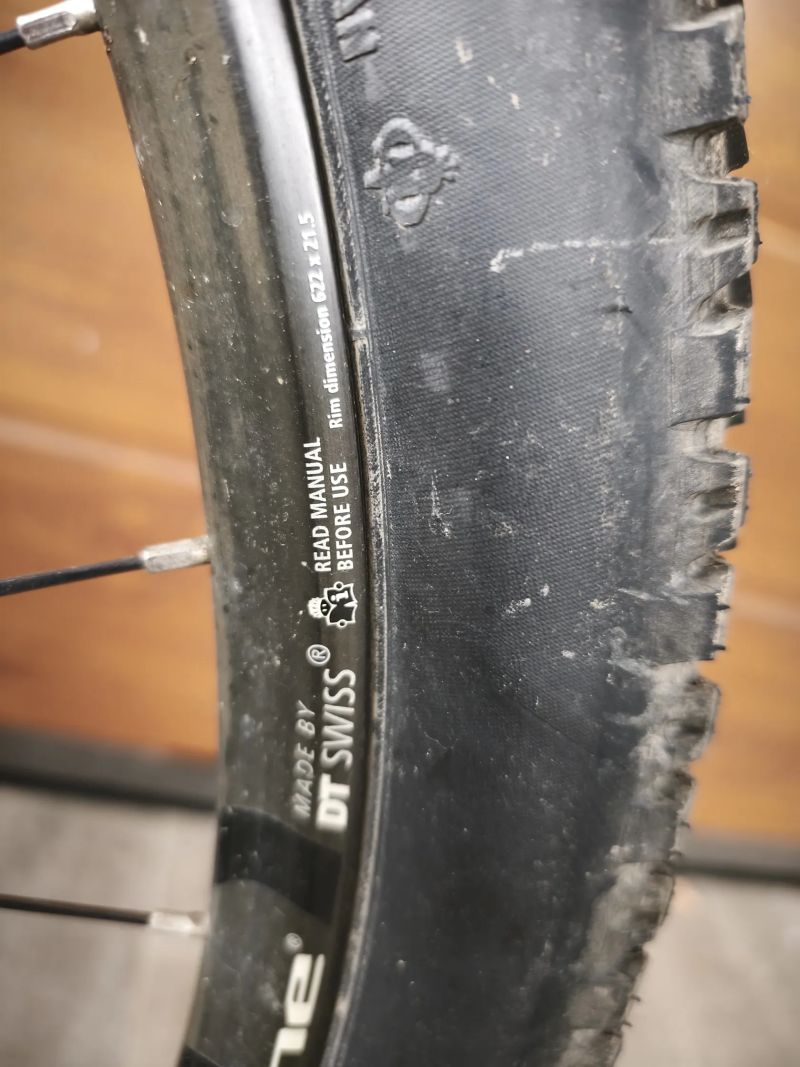 Zapletená karbonová kola DTswiss XRC1200 s karbon vidlicí RockShox RS1 