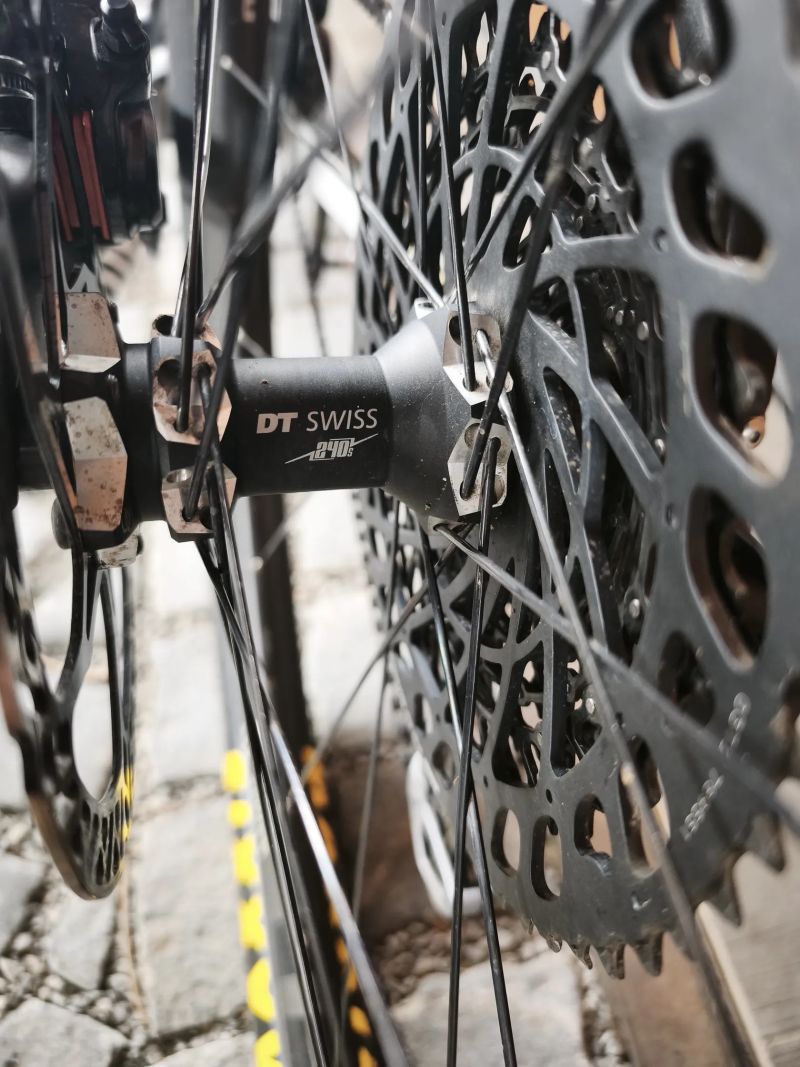 Zapletená karbonová kola DTswiss XRC1200 s karbon vidlicí RockShox RS1 